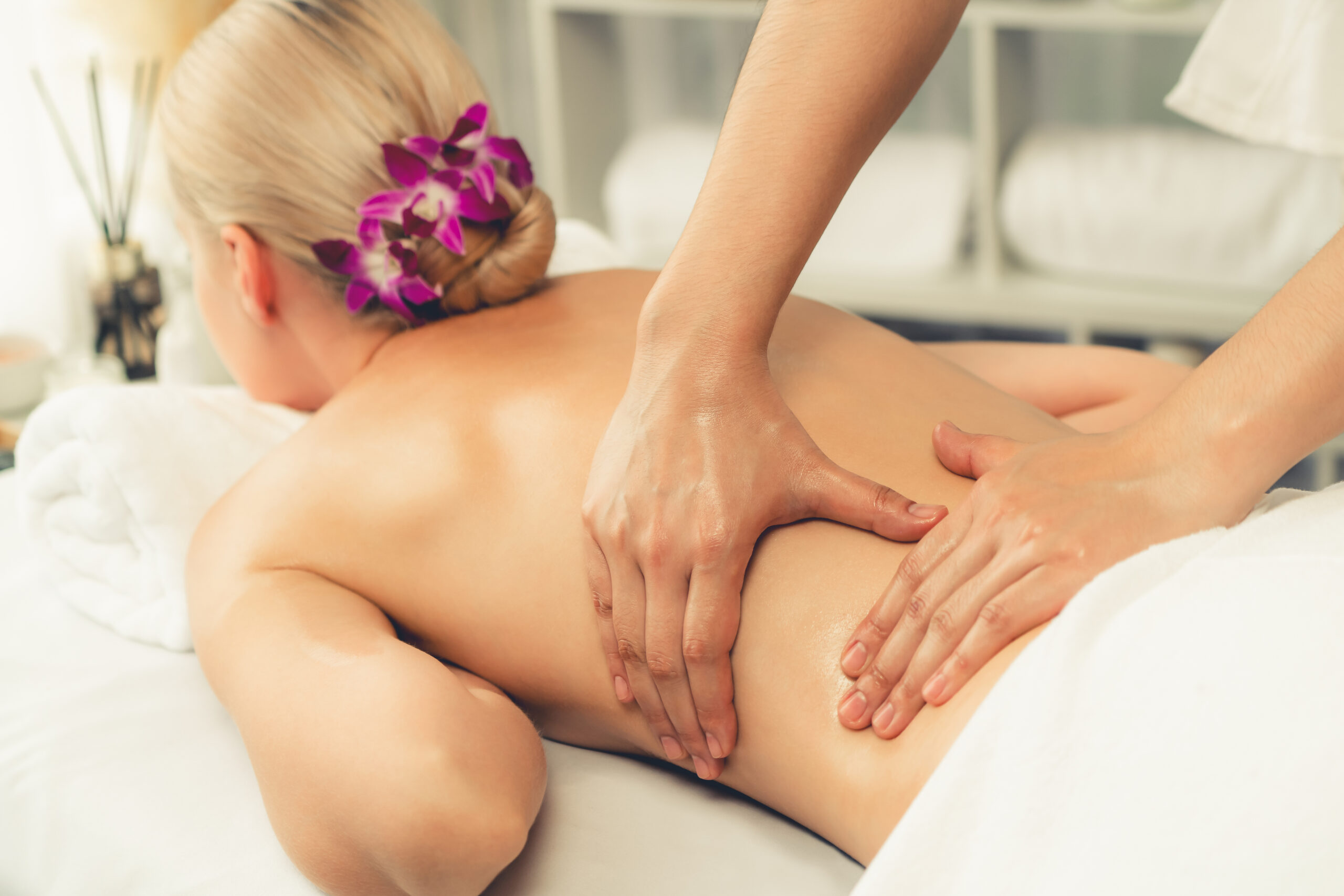 caucasian-woman-customer-enjoying-relaxing-antistress-massage-quiescent(2)